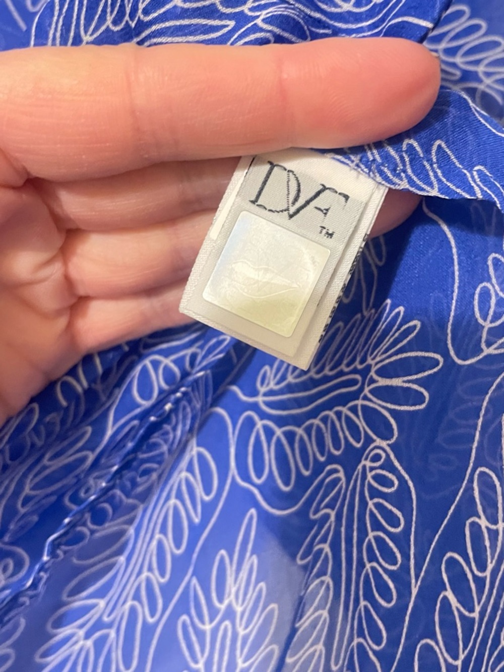 Diane Von Furstenberg Blue Printed  Button-Front Blouse sheer size 12 💯 silk - Picture 9 of 9
